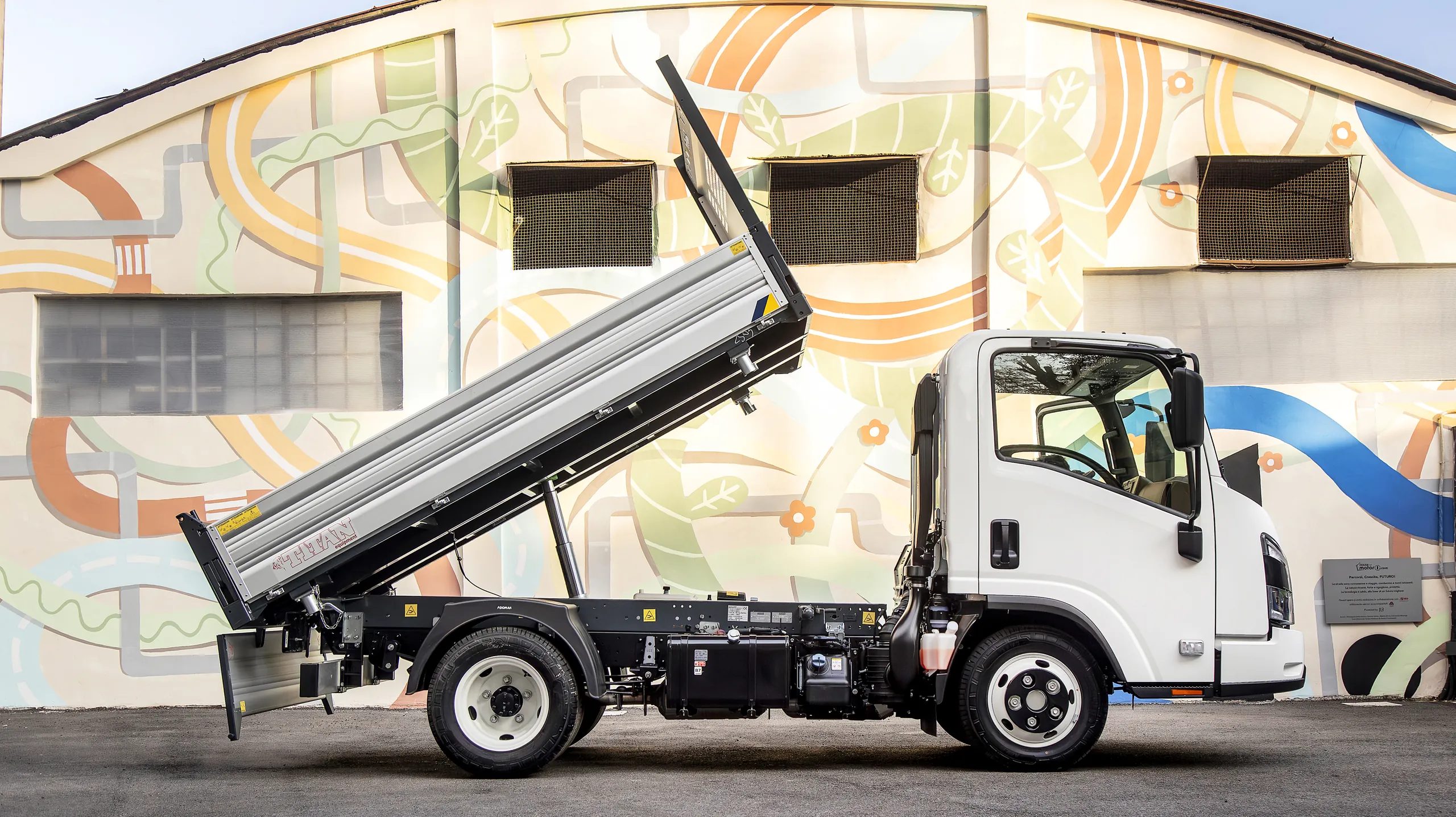 Truck Isuzu serie M con cassone ribaltabile