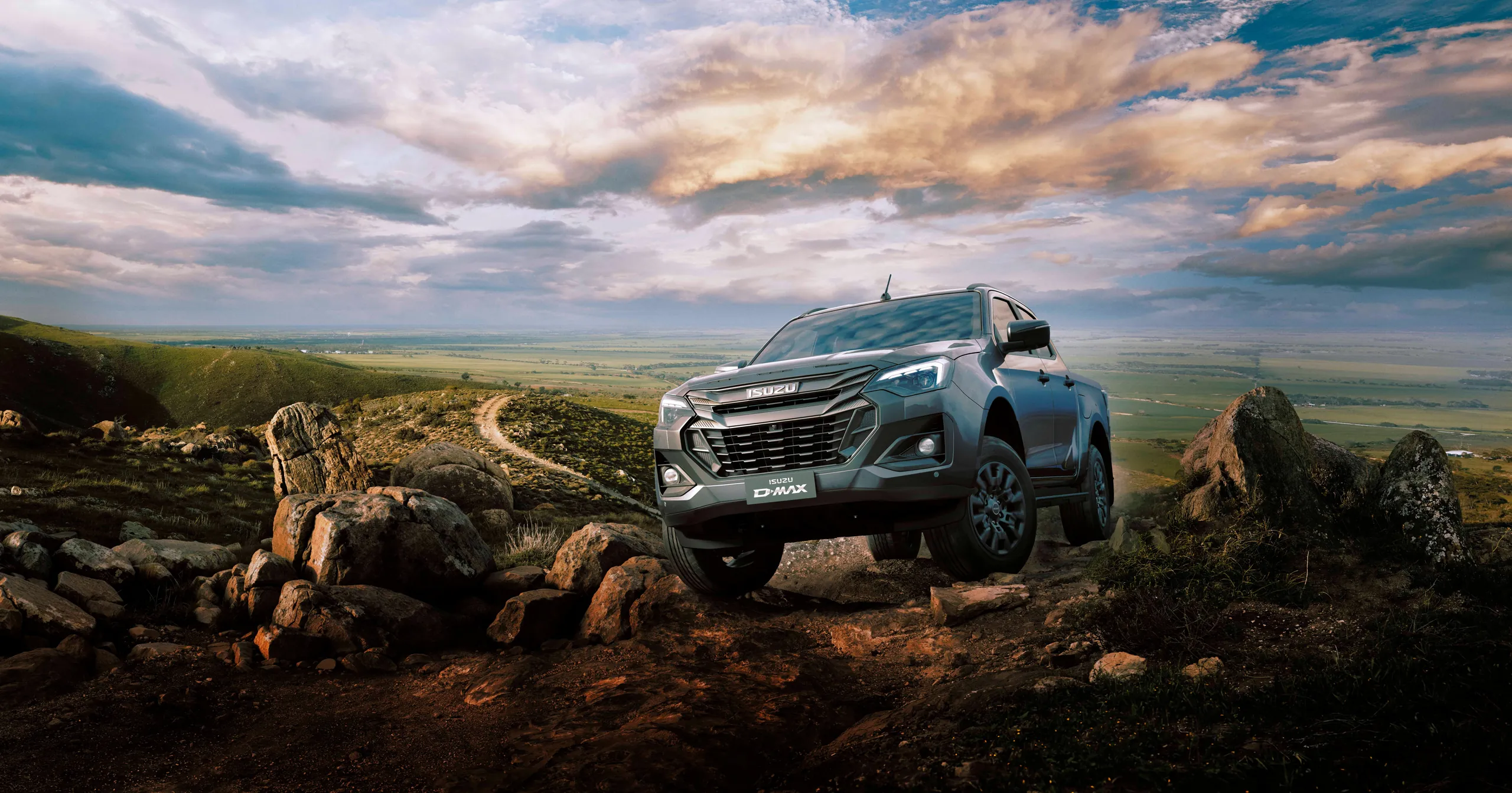 Isuzu D-Max su un sentiero di montagna al tramonto